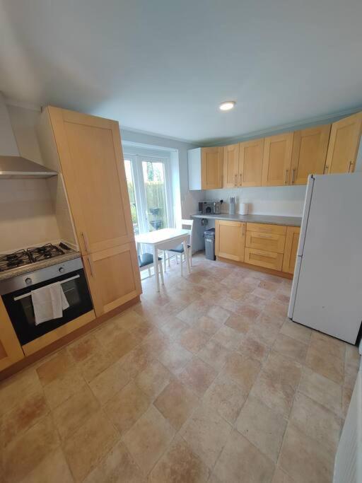 Cosy Brighouse 3 Bed House-Great For Contractors Apartment Exterior photo