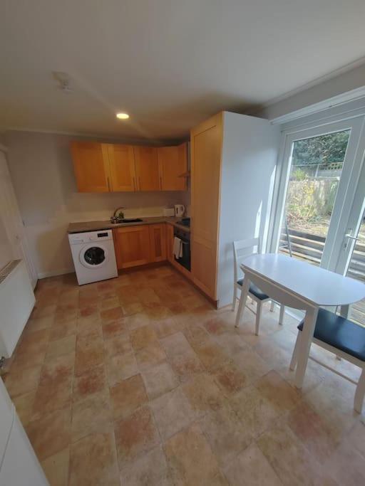 Cosy Brighouse 3 Bed House-Great For Contractors Apartment Exterior photo